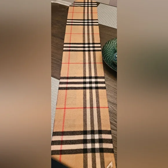 LIKE NEW Burberry Classic Nova Check Cashmere Scarf - Reversible Geo Pattern - Picture 3 of 8